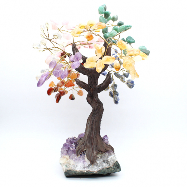 Árbol mineral con base de amatista y hojas de diversos minerales.