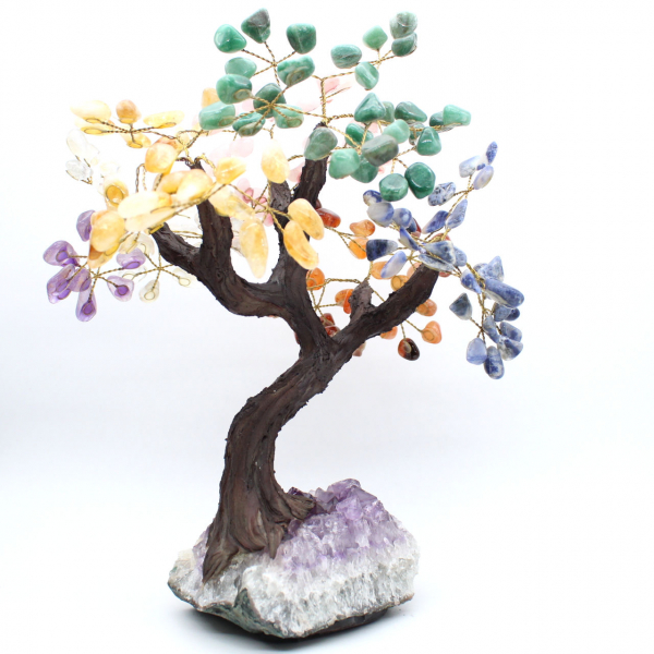 Árbol mineral con base de amatista y hojas de diversos minerales.
