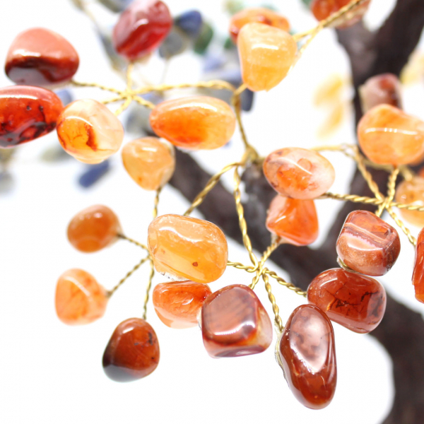 Árbol mineral con base de amatista y hojas de diversos minerales.