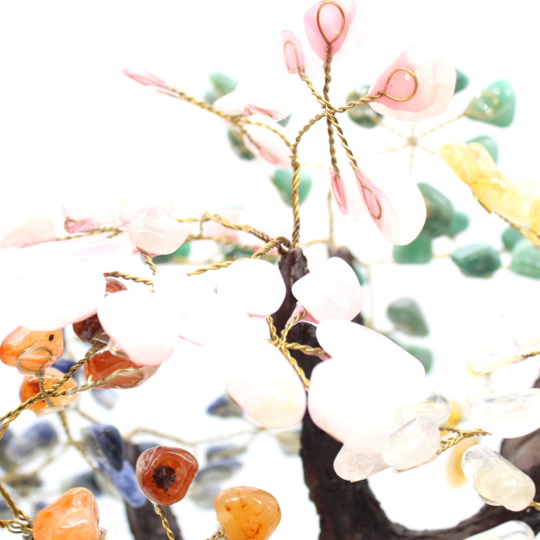 Árbol mineral con base de amatista y hojas de diversos minerales.