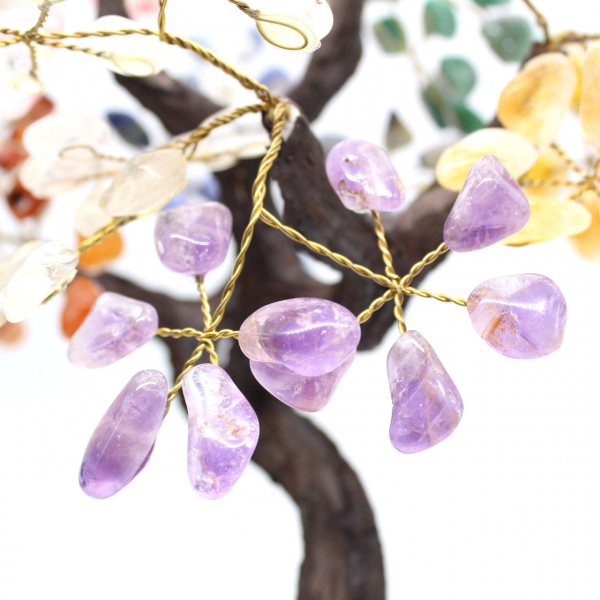 Árbol mineral con base de amatista y hojas de diversos minerales.