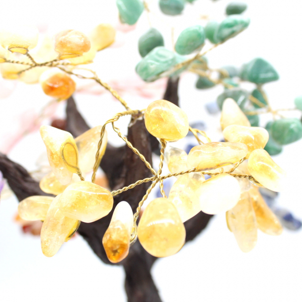 Árbol mineral con base de amatista y hojas de diversos minerales.