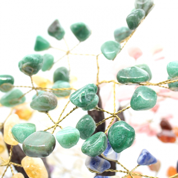 Árbol mineral con base de amatista y hojas de diversos minerales.