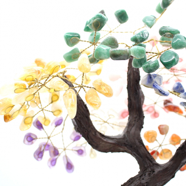 Árbol mineral con base de amatista y hojas de diversos minerales.