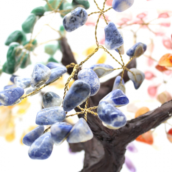 Árbol mineral con base de amatista y hojas de diversos minerales.