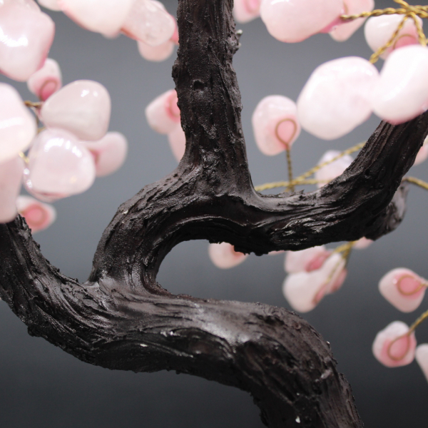 Árbol mineral con base de amatista y hojas de cuarzo rosa