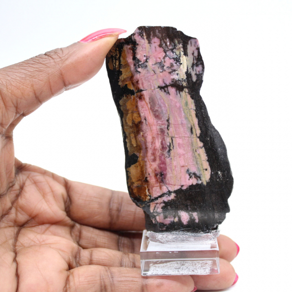 Piedra de rodonita natural mineral bruto y único