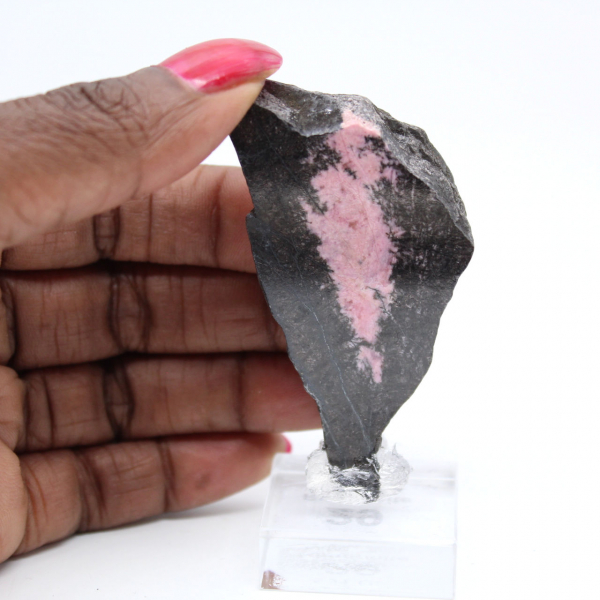 Piedra de rodonita natural mineral bruto y único