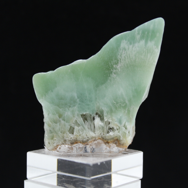 Rebanada de aragonita verde para colección de minerales