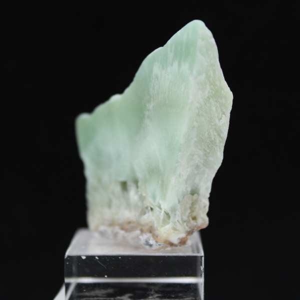 Rebanada de aragonita verde para colección de minerales