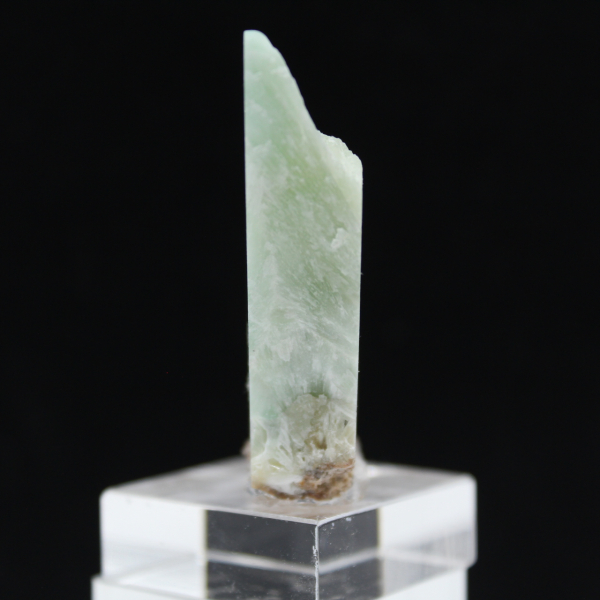 Rebanada de aragonita verde para colección de minerales