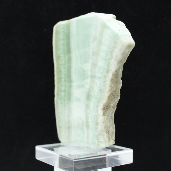 Rebanada auténtica y pulida de piedra de aragonita verde