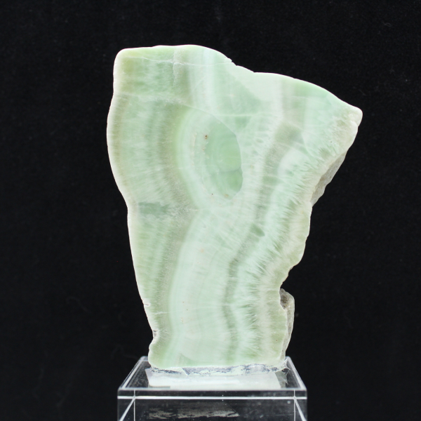 Rebanada pulida de aragonita verde mineral bruto de calidad