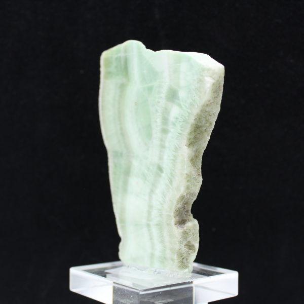 Rebanada pulida de aragonita verde mineral bruto de calidad