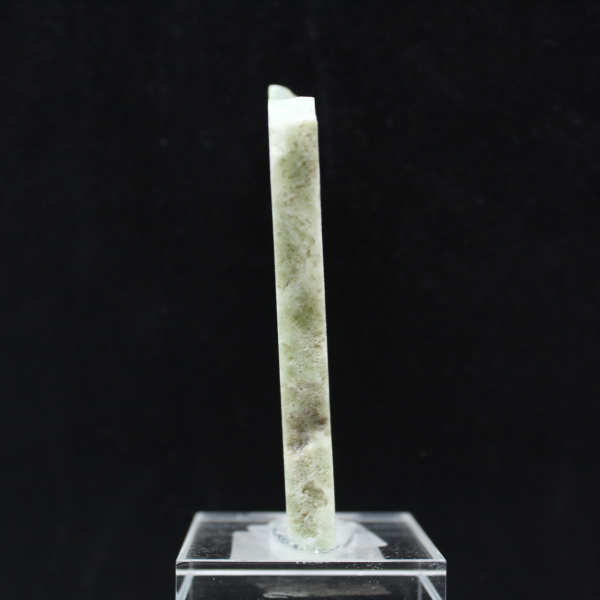 Rebanada pulida de aragonita verde mineral bruto de calidad