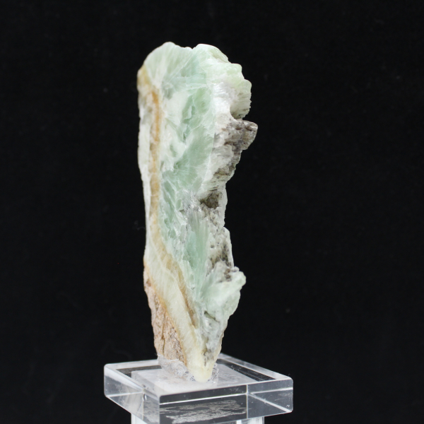 Rebanada de aragonita verde para colección de minerales