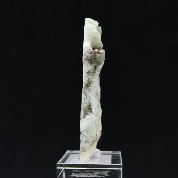 Rebanada de aragonita verde para colección de minerales