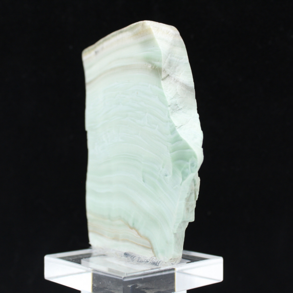 Rebanada pulida de aragonita verde mineral bruto de calidad