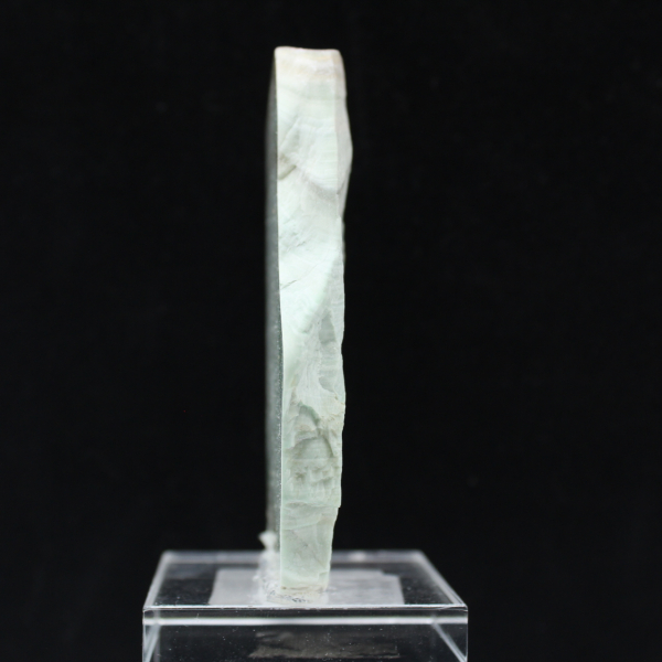 Rebanada pulida de aragonita verde mineral bruto de calidad