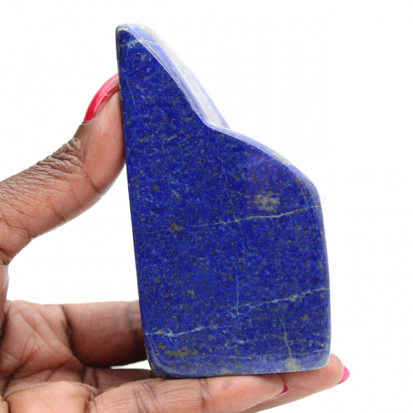 Adorno de lapislázuli azul pulido procedente de Afganistán.