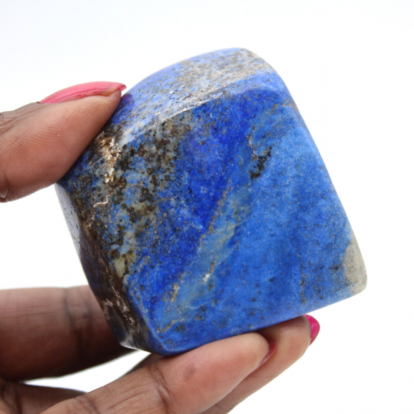 Piedra de lapislázuli pulida con inclusiones naturales