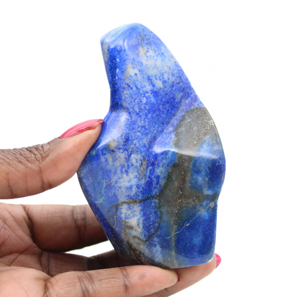 Adorno de lapislázuli pulido en tonos profundos