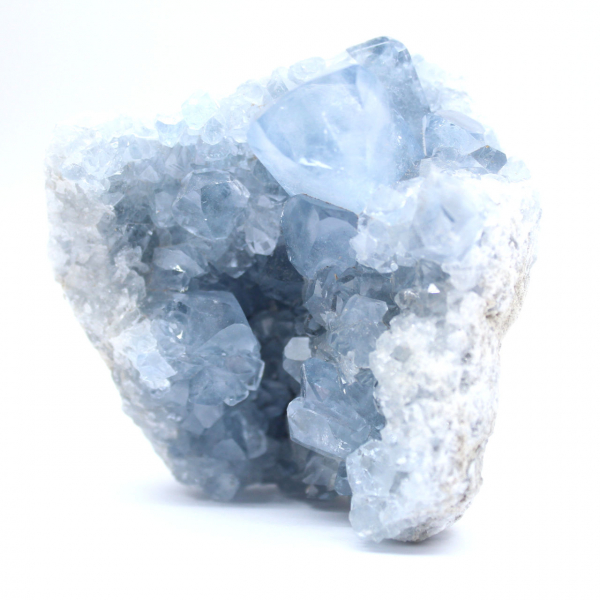 Ejemplar de celestita azul con cristales brillantes.