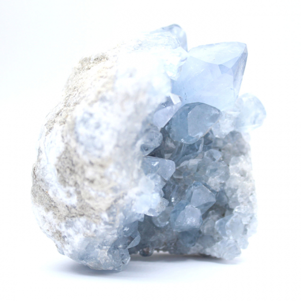 Ejemplar de celestita azul con cristales brillantes.