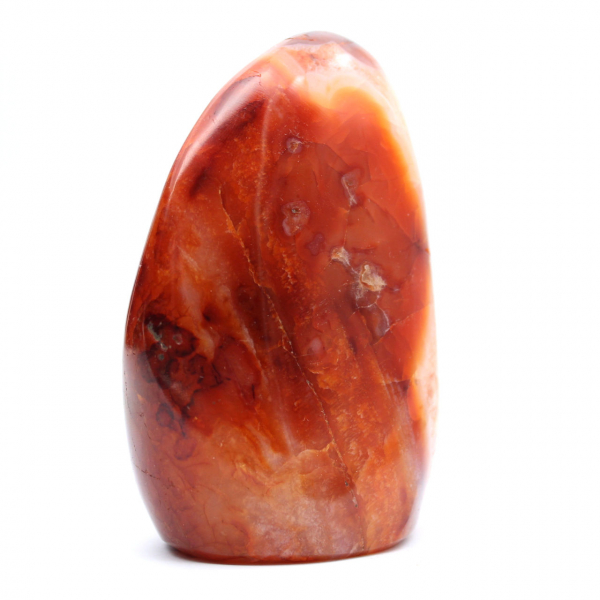 Pequeño adorno de cornalina pulida de Madagascar: piedra natural para decoración y colección.