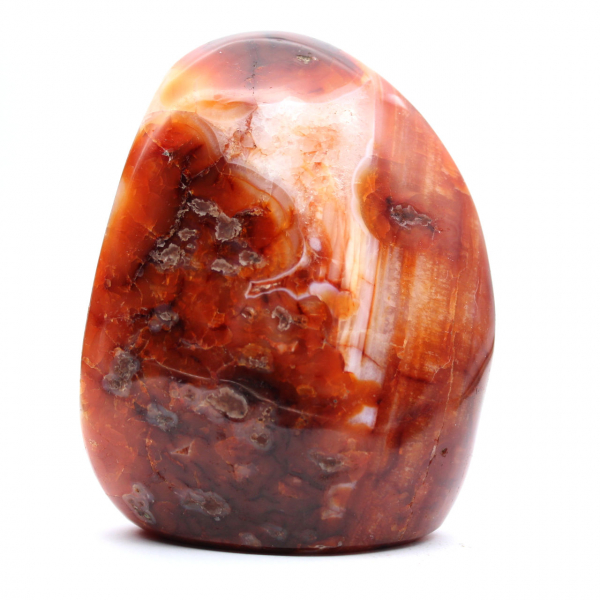 Pequeño adorno de cornalina pulida de Madagascar: piedra natural para decoración y colección.