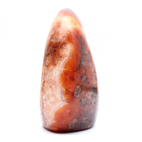 Pequeño adorno de cornalina pulida de Madagascar: piedra natural para decoración y colección.