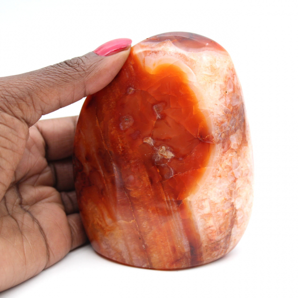 Pequeño adorno de cornalina pulida de Madagascar: piedra natural para decoración y colección.