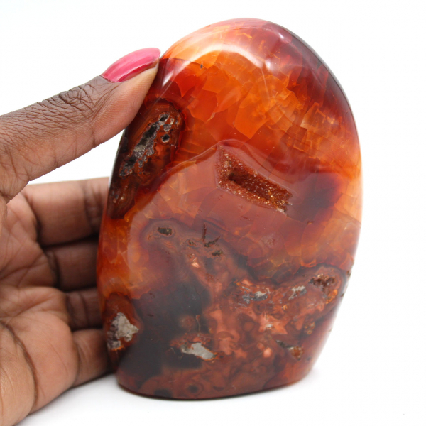 Adorno mediano de cornalina pulida: auténtico mineral de Madagascar para interiores