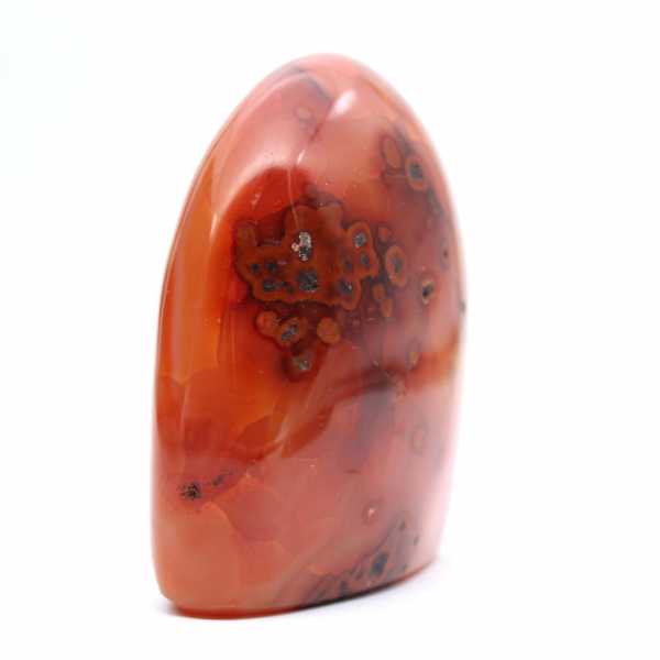 Pequeño ejemplar de cornalina pulida: auténtico mineral de Madagascar