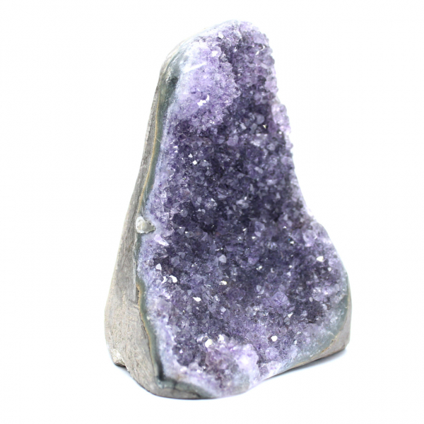 Ejemplar de amatista brasileña: geoda de cristal natural