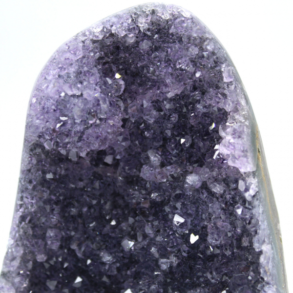 Ejemplar de amatista brasileña: geoda de cristal natural