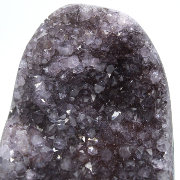 Amatista natural: geoda brasileña con cristales intensos