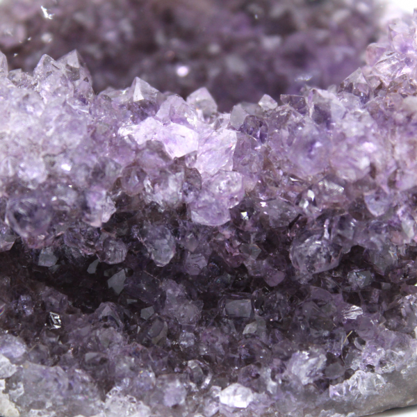 Geoda de amatista brasileña: decoración y mineralogía