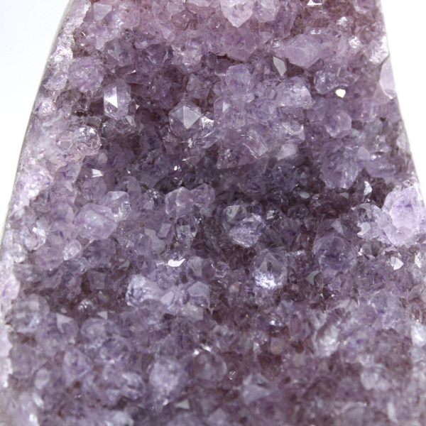 Drusa de amatista brasileña: un ejemplar de gran resistencia geológica