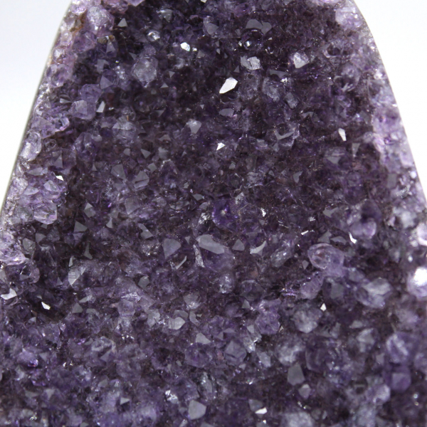 Cristales de amatista para el equilibrio: decoración auténtica