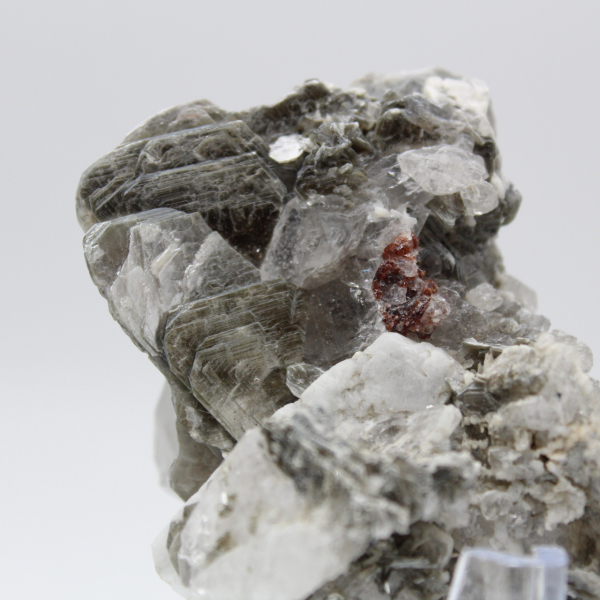 Cristales de mica sobre cuarzo afgano