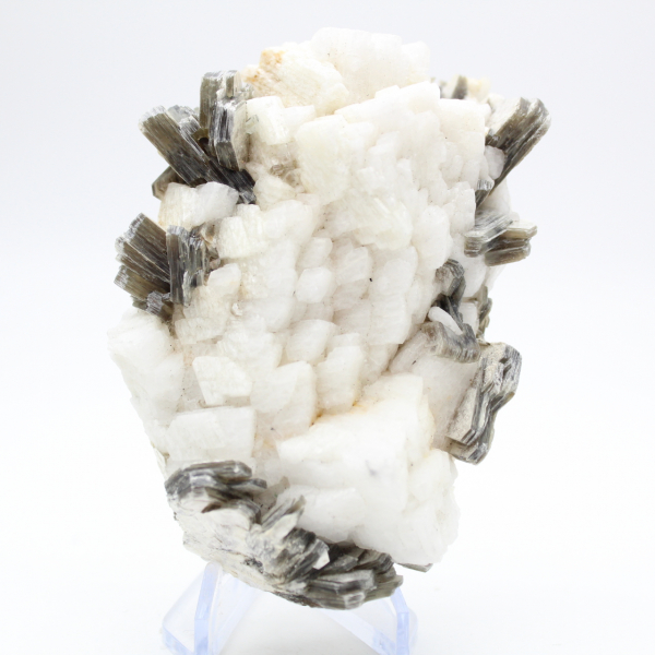 Pequeño ejemplar de mica sobre cuarzo blanco.