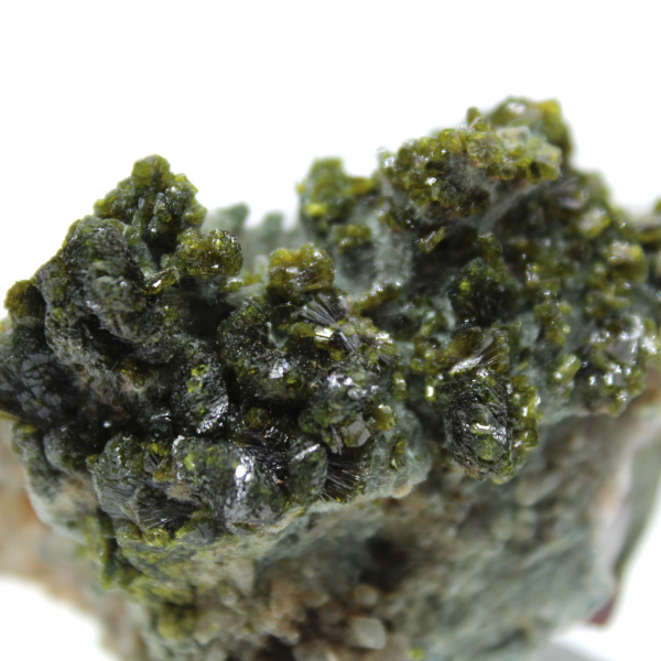 Epidota marroquí sobre matriz beige de origen