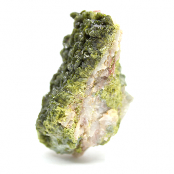 Epidota verde de Imilchil, una formación natural sobre la ganga