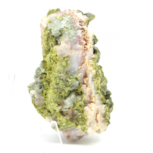 Epidota verde de Imilchil, una formación natural sobre la ganga