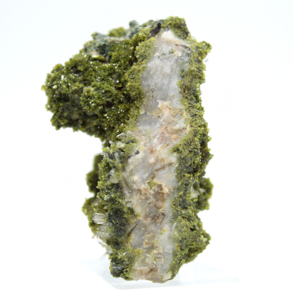 La epidota de Imilchil cristalizó sobre la roca huésped.