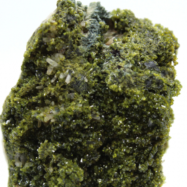 La epidota de Imilchil cristalizó sobre la roca huésped.