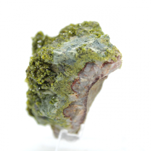 Pequeño epidoto verde sobre matriz marroquí