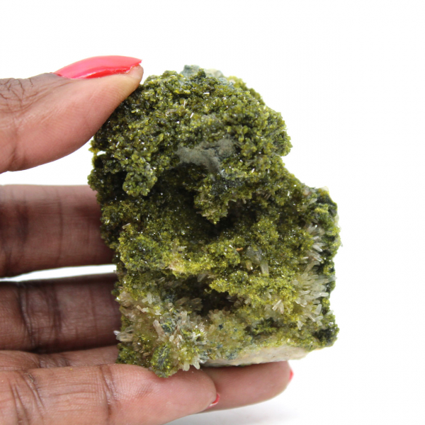 La epidota de Imilchil cristalizó sobre la roca huésped.