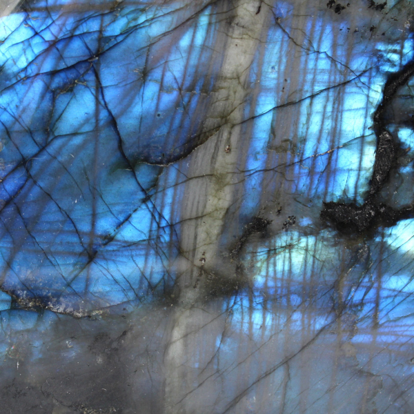 Labradorita pulida para coleccionistas, origen Madagascar